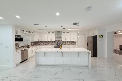 House in Saint Petersburg, Florida 5 bedrooms, 237.92 sq.m. № 2314374 - photo 2
