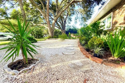 House in Saint Petersburg, Florida 5 bedrooms, 237.92 sq.m. № 2314374 - photo 3