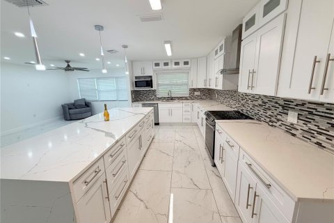 House in Saint Petersburg, Florida 5 bedrooms, 237.92 sq.m. № 2314374 - photo 10