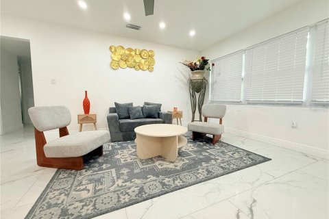 House in Saint Petersburg, Florida 5 bedrooms, 237.92 sq.m. № 2314374 - photo 12