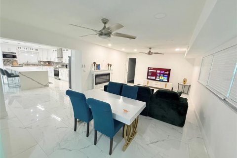 House in Saint Petersburg, Florida 5 bedrooms, 237.92 sq.m. № 2314374 - photo 14