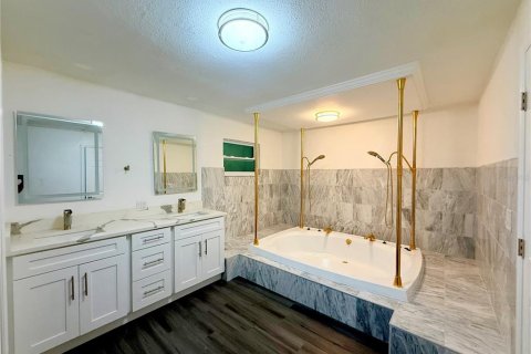House in Saint Petersburg, Florida 5 bedrooms, 237.92 sq.m. № 2314374 - photo 18