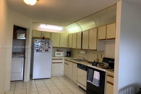 Снять в аренду таунхаус в Уэстон, Флорида 3 спальни, 144.93м2, № 2048120 - фото 7