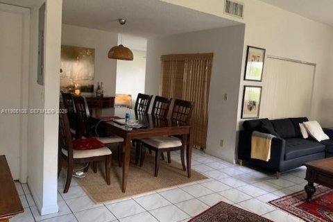 Снять в аренду таунхаус в Уэстон, Флорида 3 спальни, 144.93м2, № 2048120 - фото 4