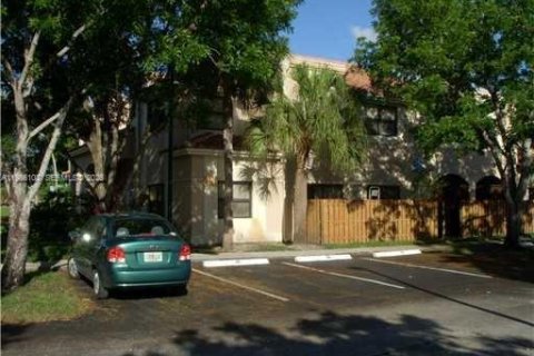 Снять в аренду таунхаус в Уэстон, Флорида 3 спальни, 144.93м2, № 2048120 - фото 2