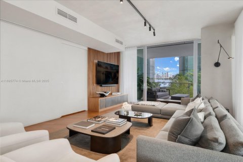 Condo in Miami Beach, Florida, 3 bedrooms  № 1948120 - photo 1