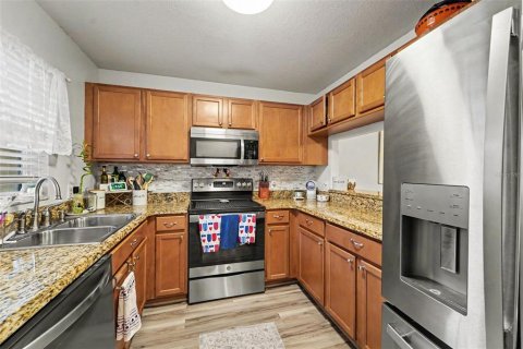Townhouse in Zephyrhills, Florida 2 bedrooms, 145.02 sq.m. № 2222711 - photo 4