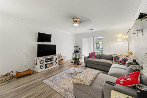 Townhouse in Zephyrhills, Florida 2 bedrooms, 145.02 sq.m. № 2222711 - photo 5