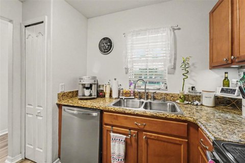 Townhouse in Zephyrhills, Florida 2 bedrooms, 145.02 sq.m. № 2222711 - photo 12
