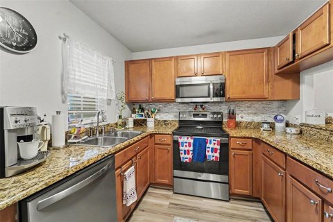 Townhouse in Zephyrhills, Florida 2 bedrooms, 145.02 sq.m. № 2222711 - photo 11