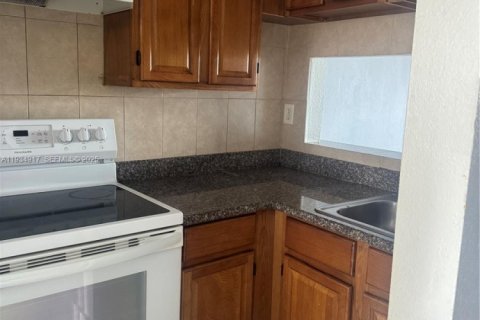 Снять в аренду квартиру в Хайалиа, Флорида 2 спальни, 6130.25м2, № 2035841 - фото 9