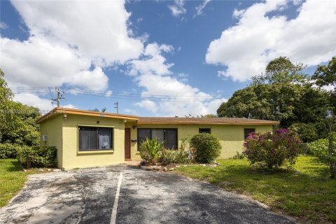 House in Fort Lauderdale, Florida 4 bedrooms, 159.79 sq.m. № 2064740