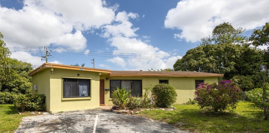 House in Fort Lauderdale, Florida 4 bedrooms, 159.79 sq.m. № 2064740