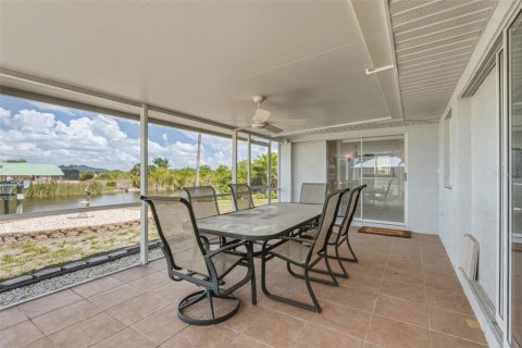 House in Port Charlotte, Florida 2 bedrooms, 140.65 sq.m. № 2155727 - photo 24