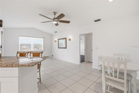 House in Port Charlotte, Florida 2 bedrooms, 140.65 sq.m. № 2155727 - photo 11