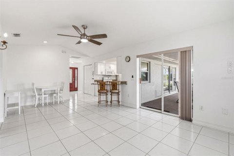 House in Port Charlotte, Florida 2 bedrooms, 140.65 sq.m. № 2155727 - photo 14