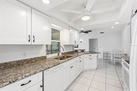House in Port Charlotte, Florida 2 bedrooms, 140.65 sq.m. № 2155727 - photo 7