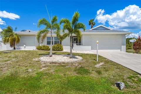 House in Port Charlotte, Florida 2 bedrooms, 140.65 sq.m. № 2155727