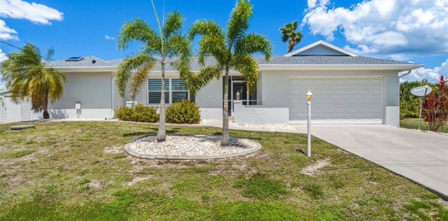 House in Port Charlotte, Florida 2 bedrooms, 140.65 sq.m. № 2155727