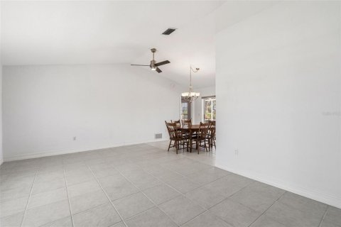 House in Port Charlotte, Florida 2 bedrooms, 140.65 sq.m. № 2155727 - photo 3