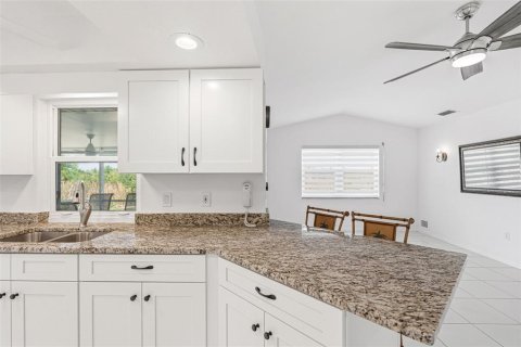 House in Port Charlotte, Florida 2 bedrooms, 140.65 sq.m. № 2155727 - photo 10