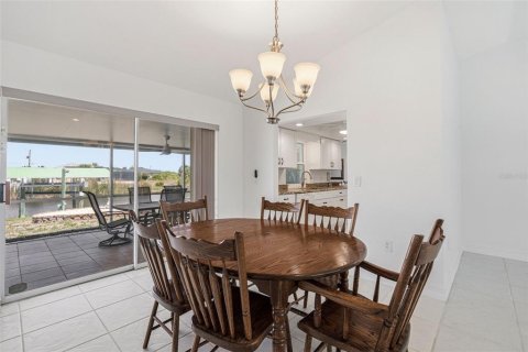 House in Port Charlotte, Florida 2 bedrooms, 140.65 sq.m. № 2155727 - photo 5