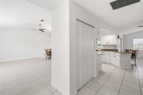 House in Port Charlotte, Florida 2 bedrooms, 140.65 sq.m. № 2155727 - photo 2