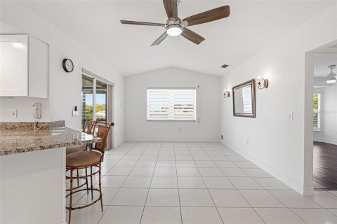 House in Port Charlotte, Florida 2 bedrooms, 140.65 sq.m. № 2155727 - photo 12