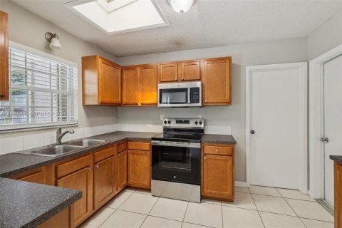 Купить виллу или дом в Лейк-Уорт, Флорида 2 спальни, 101.82м2, № 2006740 - фото 11