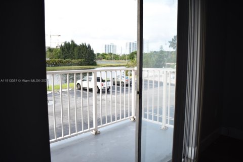 Condominio en alquiler en North Miami Beach, Florida, 2 dormitorios, 94.02 m2 № 1969428 - foto 5