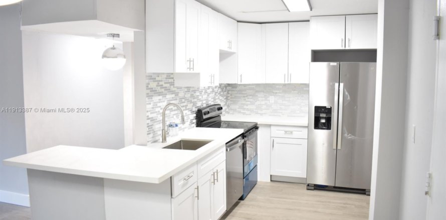 Condominio en North Miami Beach, Florida, 2 dormitorios  № 1969428