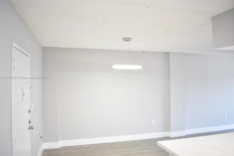 Condominio en alquiler en North Miami Beach, Florida, 2 dormitorios, 94.02 m2 № 1969428 - foto 2