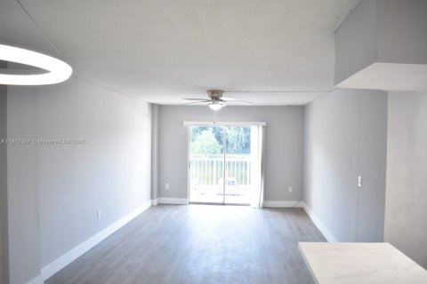 Condominio en alquiler en North Miami Beach, Florida, 2 dormitorios, 94.02 m2 № 1969428 - foto 4