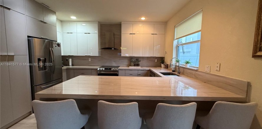 Дом в Майами, Флорида 4 спальни, 233.37м2 № 1957969