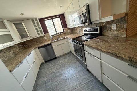 Купить кондоминиум в Холливуд, Флорида 2 спальни, 119.57м2, № 1977758 - фото 6