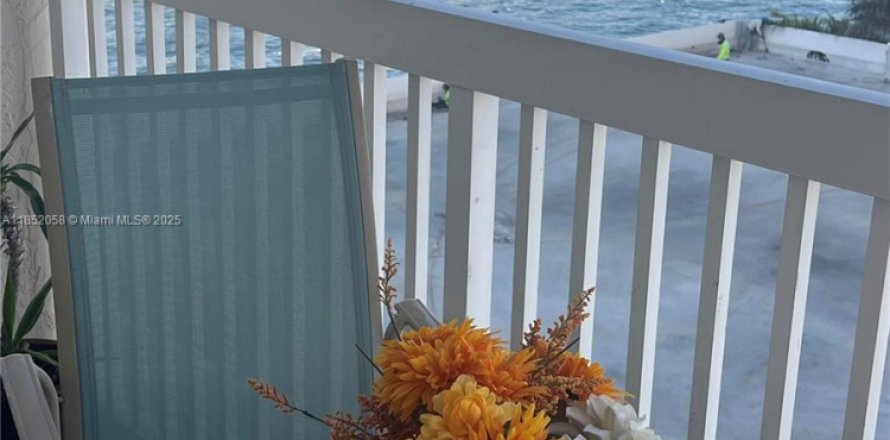 Кондоминиум с 2 спальнями в Холливуд, Флорида № 1977758