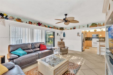 Casa en venta en Pembroke Pines, Florida, 3 dormitorios, 178.28 m2 № 1921720 - foto 10