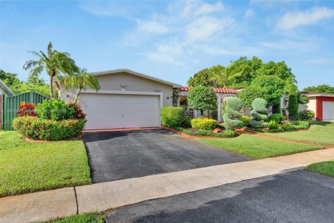 Casa en venta en Pembroke Pines, Florida, 3 dormitorios, 178.28 m2 № 1921720 - foto 2