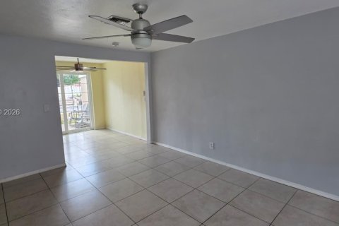 Villa ou maison à louer à Hollywood, Floride: 3 chambres, 112.41 m2 № 2075201 - photo 2