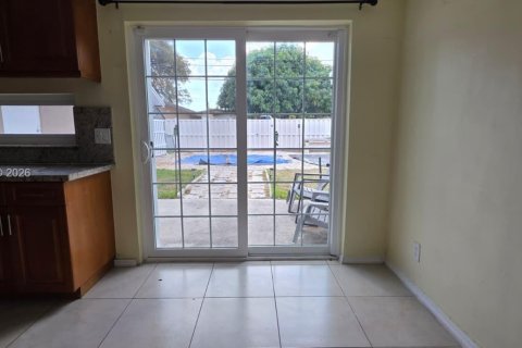 Villa ou maison à louer à Hollywood, Floride: 3 chambres, 112.41 m2 № 2075201 - photo 3