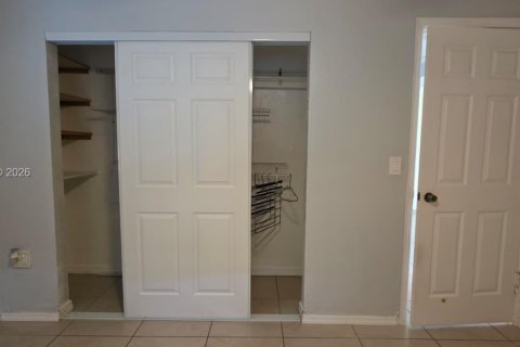 Villa ou maison à louer à Hollywood, Floride: 3 chambres, 112.41 m2 № 2075201 - photo 12