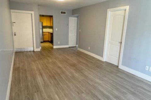 Condo in Deerfield Beach, Florida, 2 bedrooms  № 2068569 - photo 8