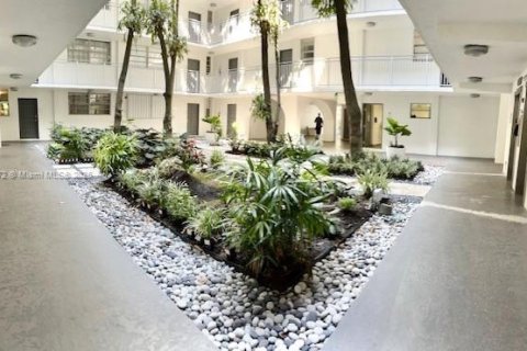 Condo in Miami, Florida, 2 bedrooms  № 1699782 - photo 17