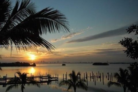 Condo in Miami, Florida, 2 bedrooms  № 1699782 - photo 1