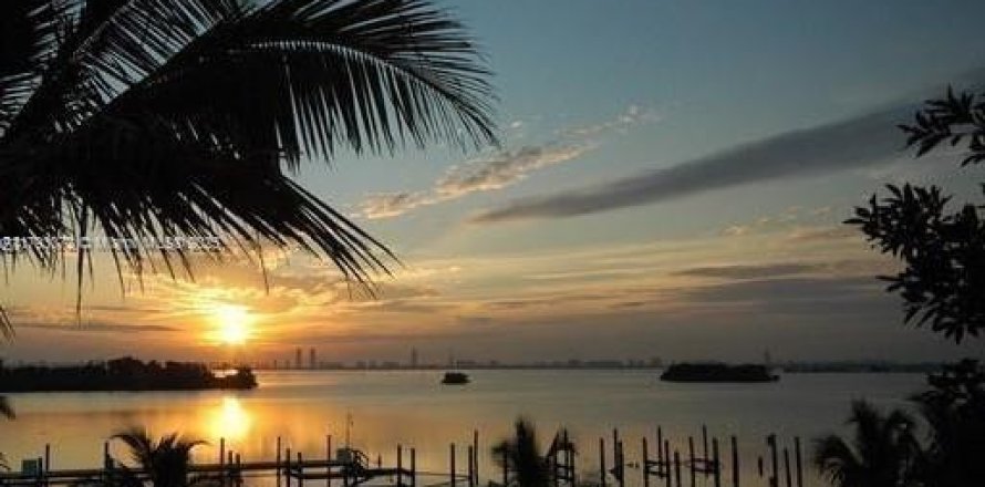 Condo in Miami, Florida, 2 bedrooms  № 1699782