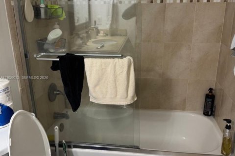 Condominio en alquiler en North Miami Beach, Florida, 2 dormitorios, 105.26 m2 № 2019654 - foto 10