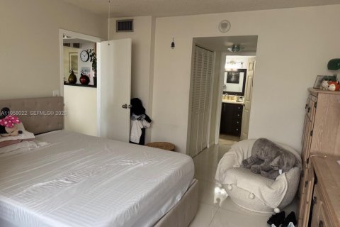 Condominio en alquiler en North Miami Beach, Florida, 2 dormitorios, 105.26 m2 № 2019654 - foto 12