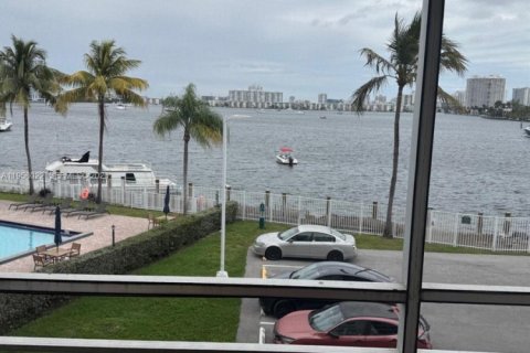 Condominio en alquiler en North Miami Beach, Florida, 2 dormitorios, 105.26 m2 № 2019654 - foto 2