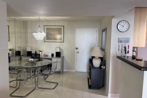 Condominio en alquiler en North Miami Beach, Florida, 2 dormitorios, 105.26 m2 № 2019654 - foto 5