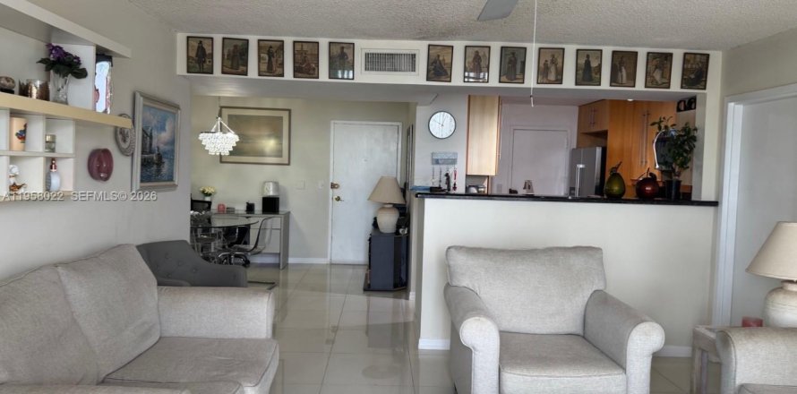 Condominio en North Miami Beach, Florida, 2 dormitorios  № 2019654